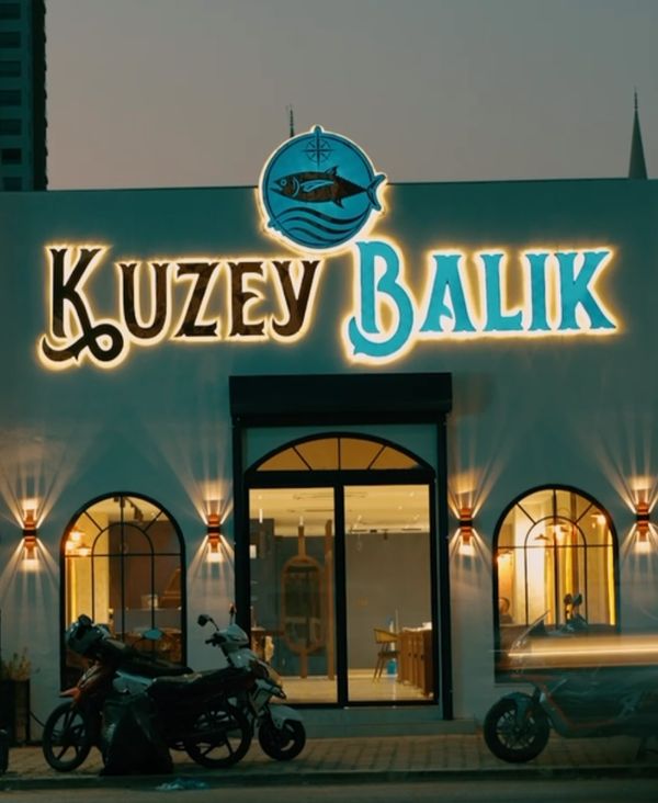 Kuzey Balık'ın akşam ışıklarıyla aydınlanan girişi ve kemerli pencereleri