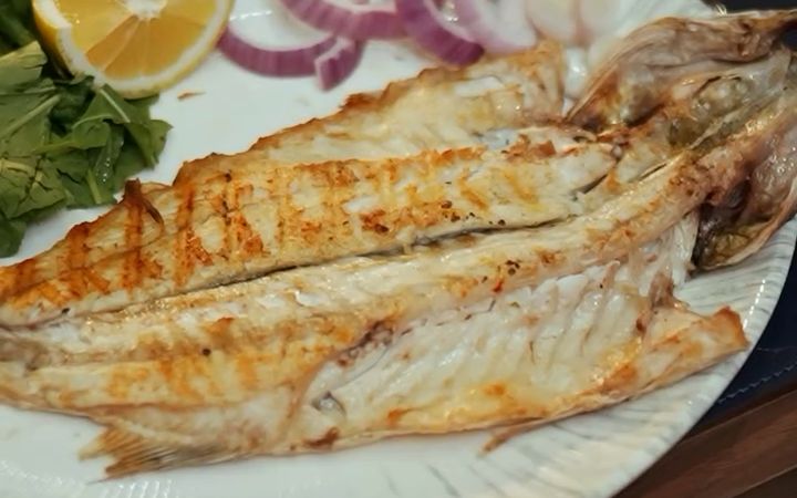 Izgara balık, mezeler ve salonumuzun sıcak ışığı
