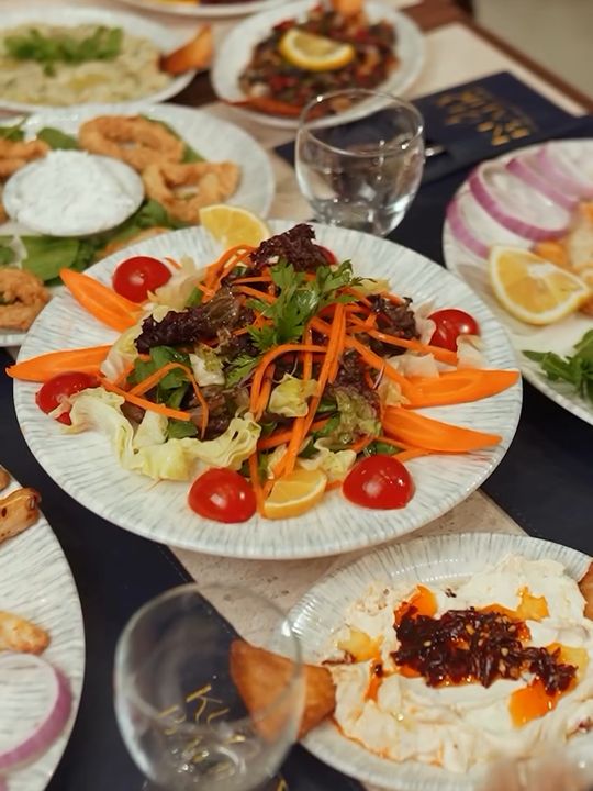 Renkli bir salata ve çeşit çeşit mezeyle donatılmış sofra